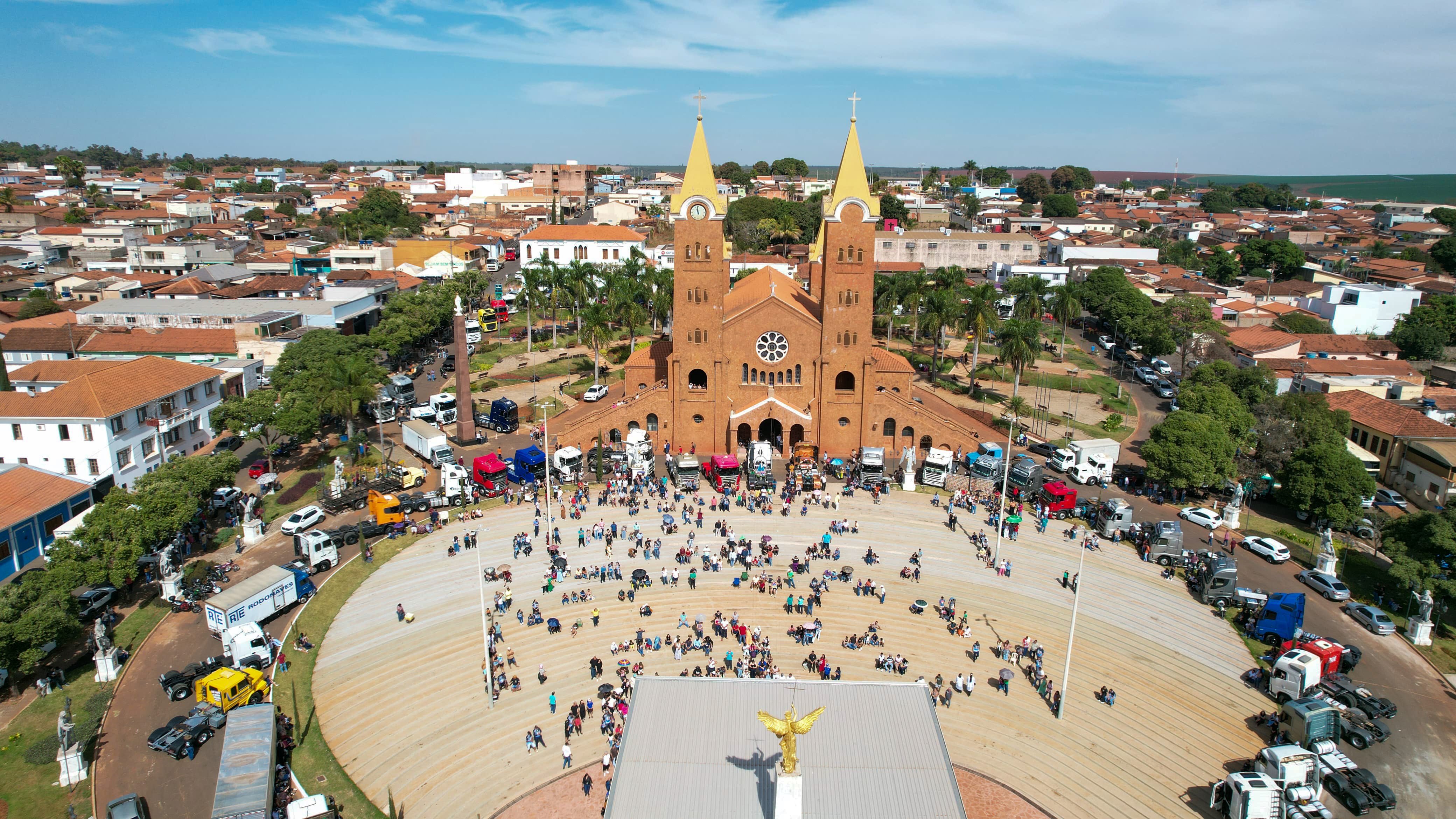 3ª Romaria dos Caminhoneiros e Caminhoneiras emociona fiéis em Romaria