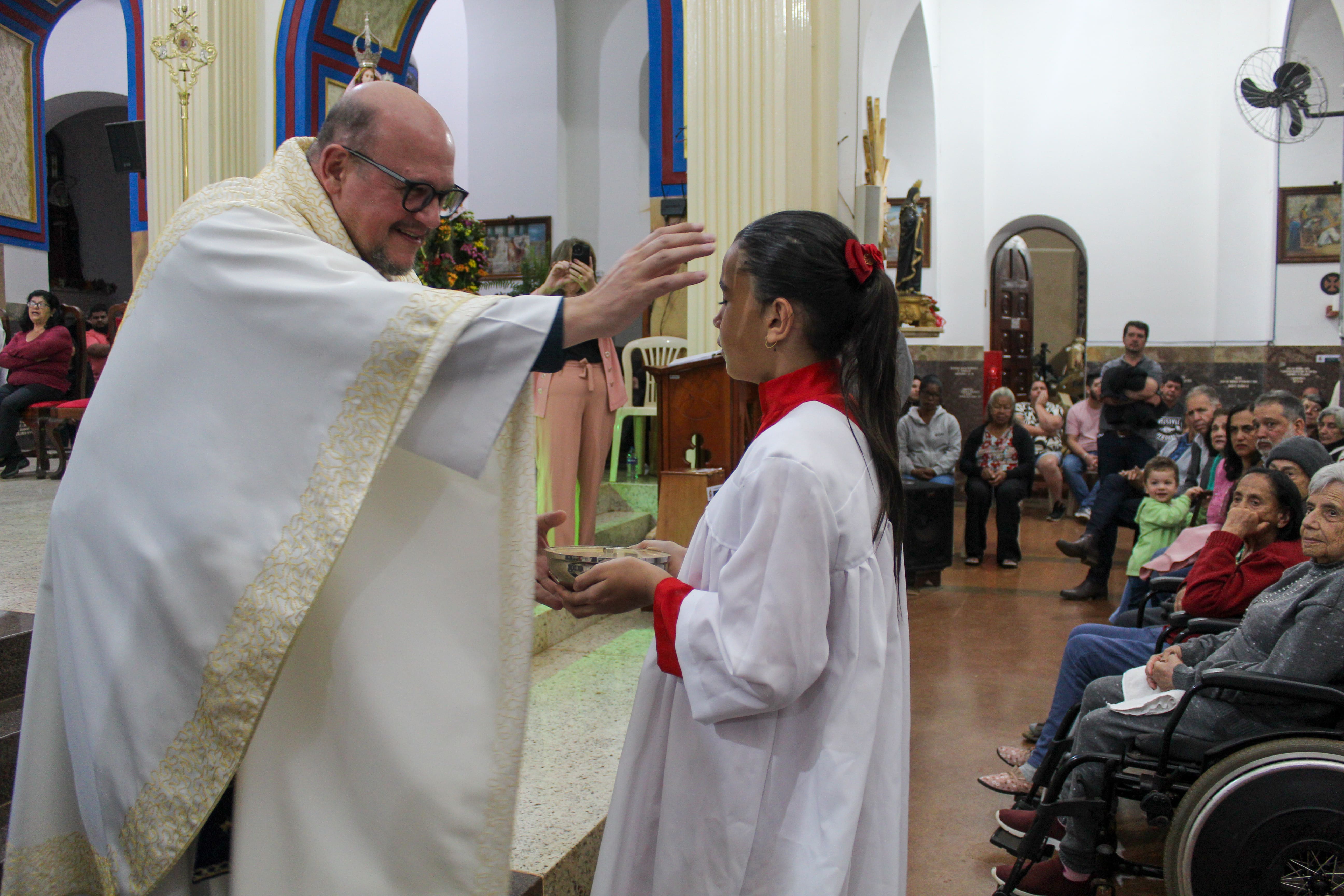 Bênção as crianças e muita fé marcam o sétimo dia da Novena de Nossa Senhora da Abadia