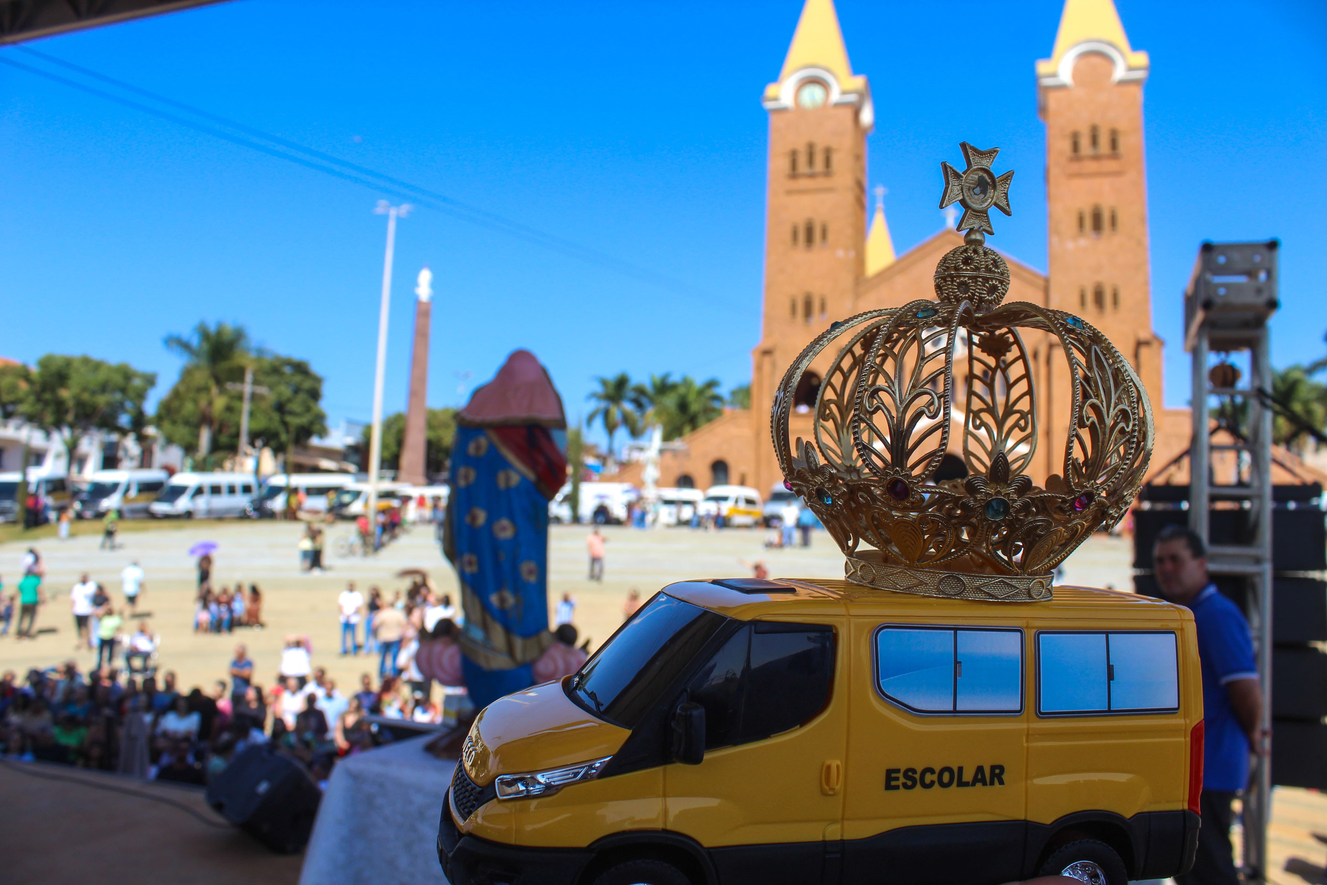 Celebração da 1ª Romaria das Vans, aconteceu no domingo (27) com carreata, buzinaço, missa campal e coroação da imagem de Nossa Senhora da Abadia.
