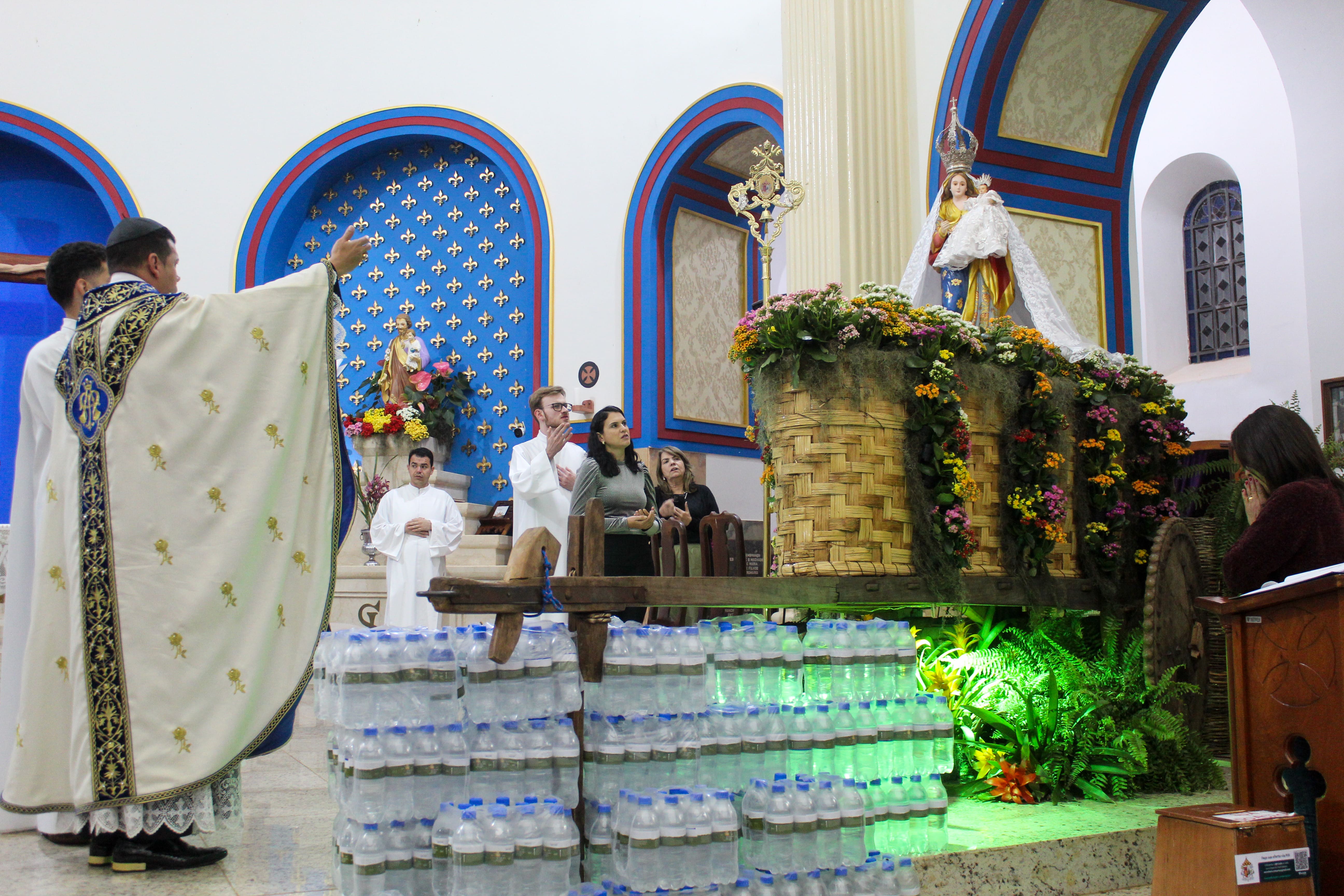 Fé e esperança se renovam no sexto dia da Novena com a bênção da água