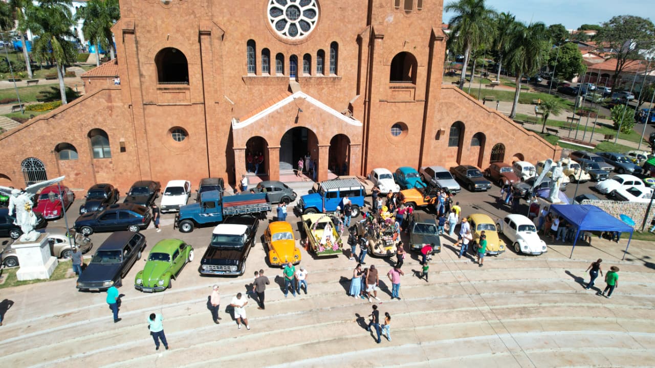 Fé e tradição marcam a 1ª Romaria dos Carros Antigos em Romaria com Missa, Coroação de Nossa Senhora da Abadia e bênção dos veículos