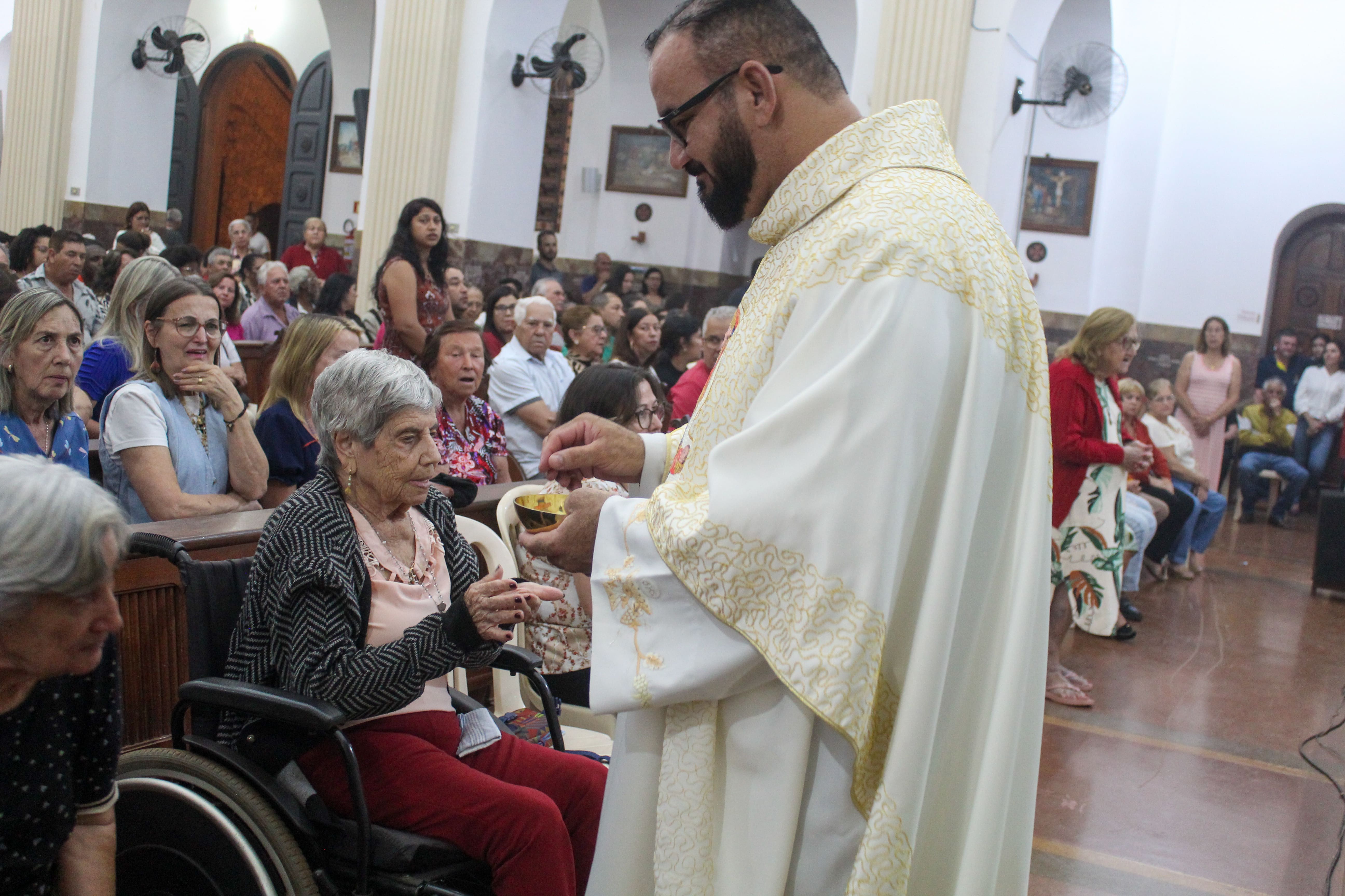 Fiéis recordam os falecidos no terceiro dia da Novena em honra a Nossa Senhora da Abadia