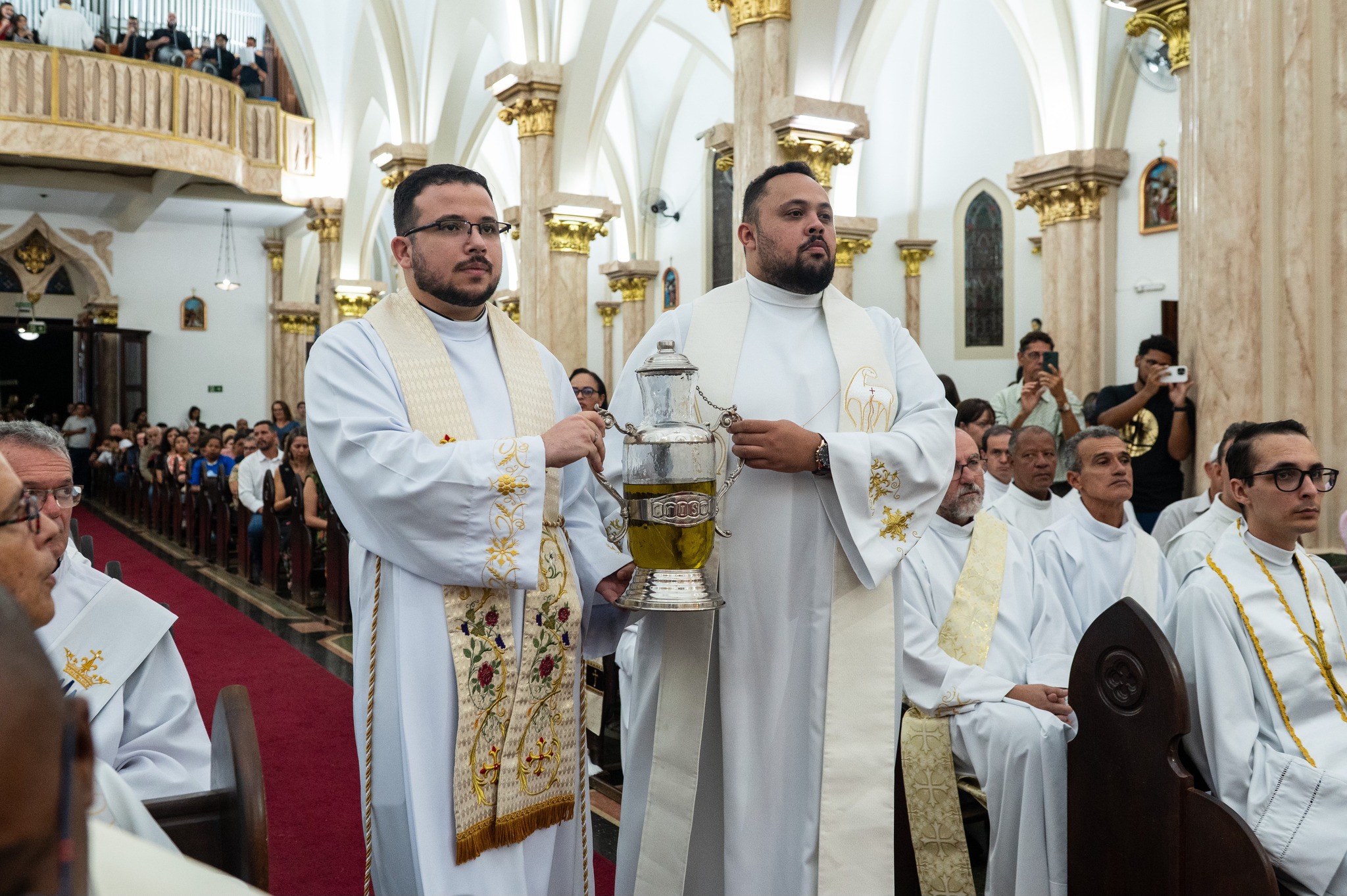 Missa da Unidade reúne clero e fiéis na Catedral Metropolitana de Uberaba
