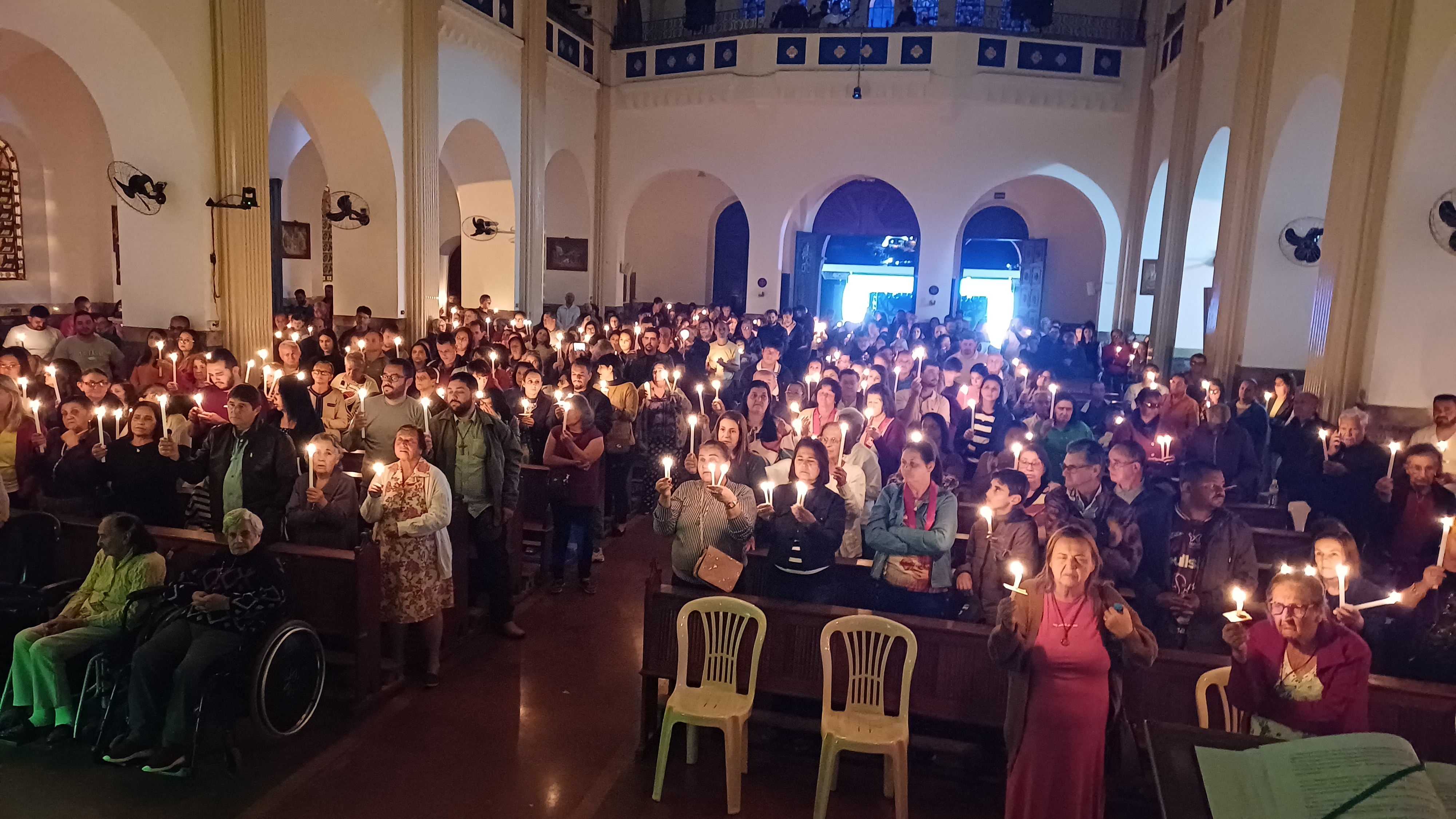 Procissão das velas ilumina noite de fé no quinto dia da novena em Romaria